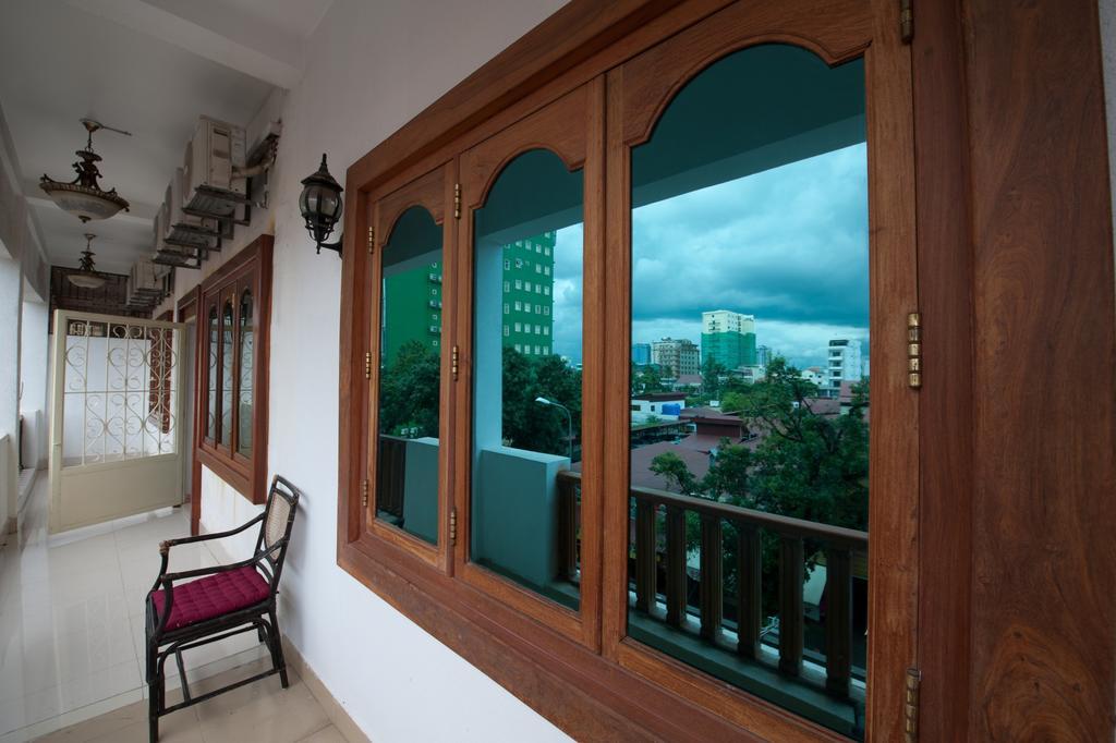 Circuit Hotel & Cafe - Nana Hotel Phnom Penh Exterior photo