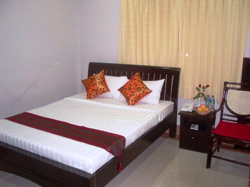 Circuit Hotel & Cafe - Nana Hotel Phnom Penh Exterior photo